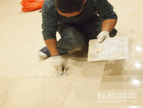 辦公室裝修瓷磚上鋪木地板可以嗎？